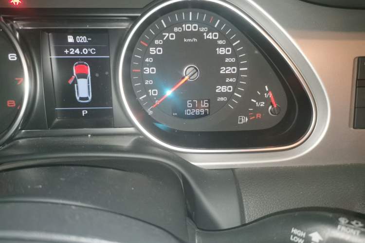 Used Audi Q7 2014 40 TFSI Sport Edition Odometer Close Up