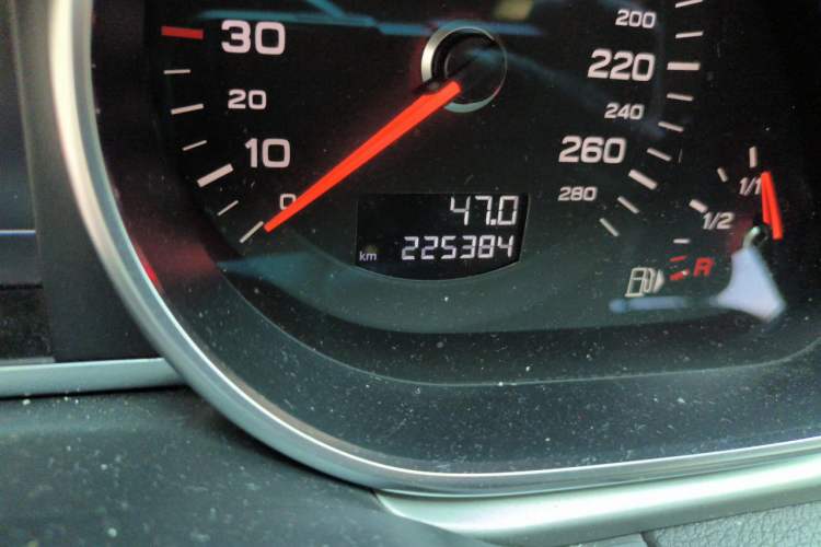 Used Audi Q7 2014 35 TFSI Ambition Edition Odometer Close Up