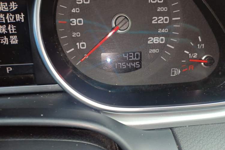 Used Audi Q7 2014 35 TFSI Off-road Model Odometer Close Up