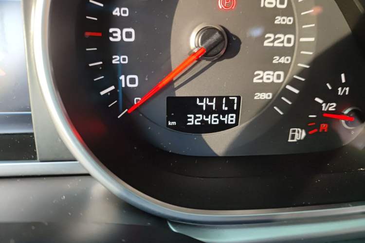 Used Audi Q7 2014 35 TFSI Ambition Edition Odometer Close Up