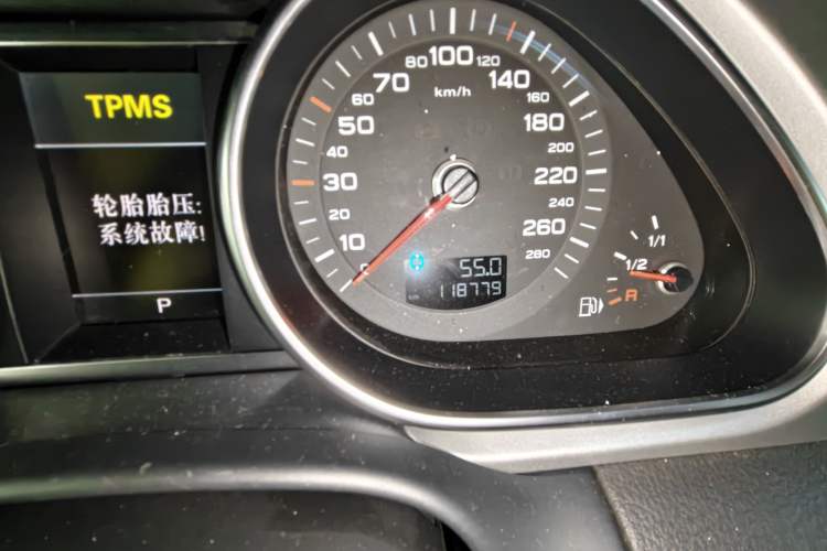 Used Audi Q7 2014 35 TFSI Ambition Edition Odometer Close Up