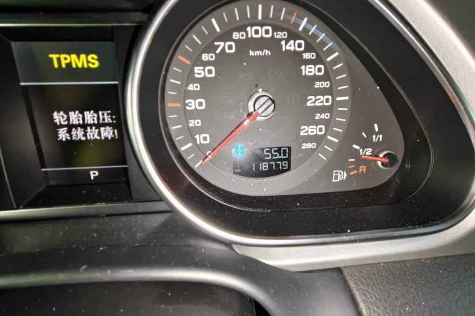 Used Audi Q7 2014 35 TFSI Ambition Edition Odometer Close Up