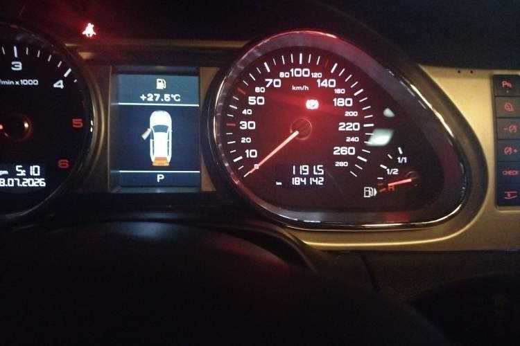 Used Audi Q7 2014 35 TDI Exclusive Edition Odometer Close Up