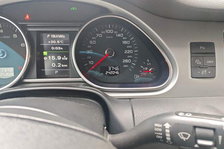 Used Audi Q7 2014 35 TFSI Off-road Model Odometer Close Up