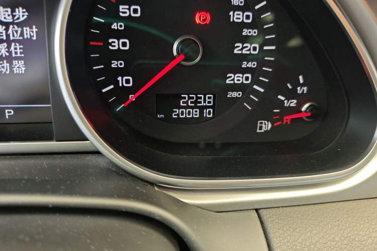 Used Audi Q7 2014 35 TFSI Ambition Edition Odometer Close Up