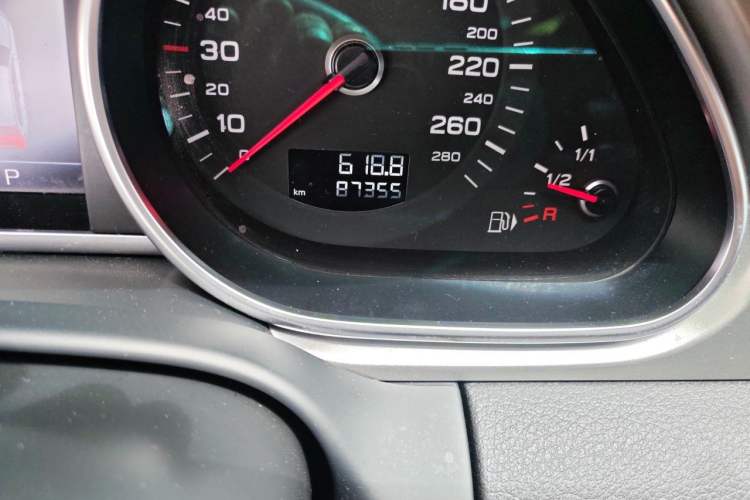 Used Audi Q7 2014 35 TDI Sport Edition Odometer Close Up
