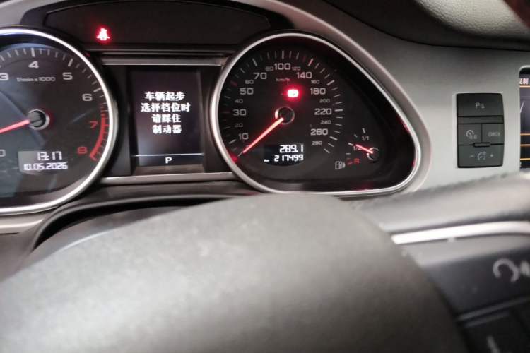 Used Audi Q7 2014 35 TFSI Ambition Edition Odometer Close Up