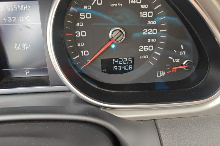 Used Audi Q7 2014 35 TFSI Off-road Model Odometer Close Up