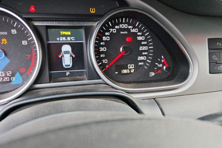 Used Audi Q7 2014 35 TFSI Sport Edition Odometer Close Up