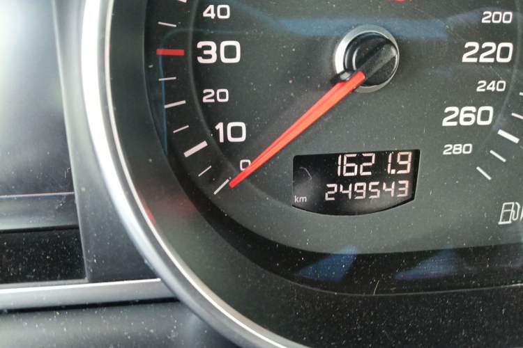 Used Audi Q7 2014 40 TFSI off-road version Odometer Close Up