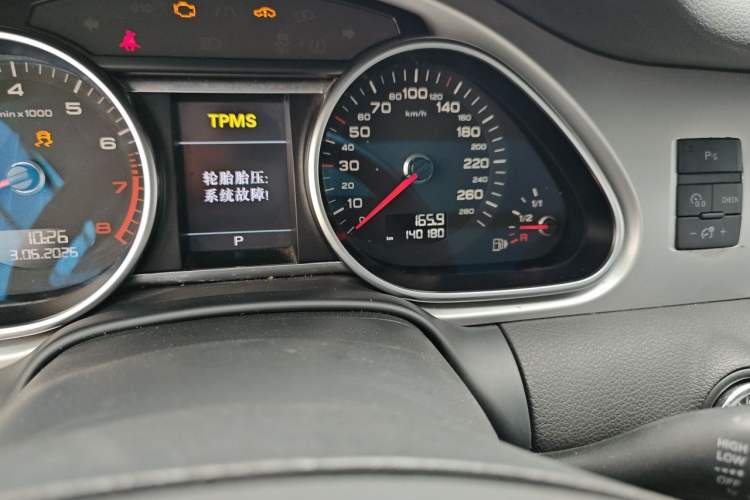 Used Audi Q7 2014 35 TFSI Off-road Model Odometer Close Up