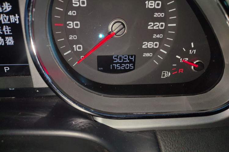 Used Audi Q7 2014 35 TFSI Ambition Edition Odometer Close Up