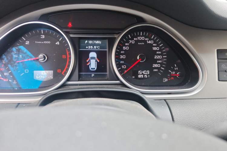 Used Audi Q7 2014 35 TDI quattro Sport Edition Odometer Close Up