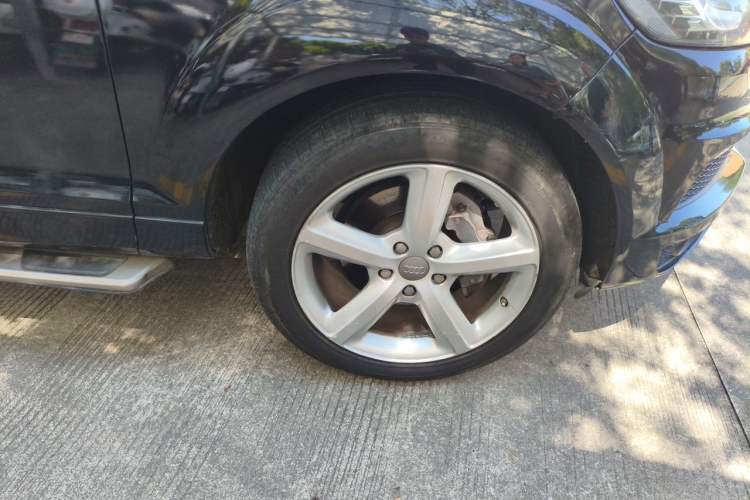 Used Audi Q7  Right Front Wheel Hub