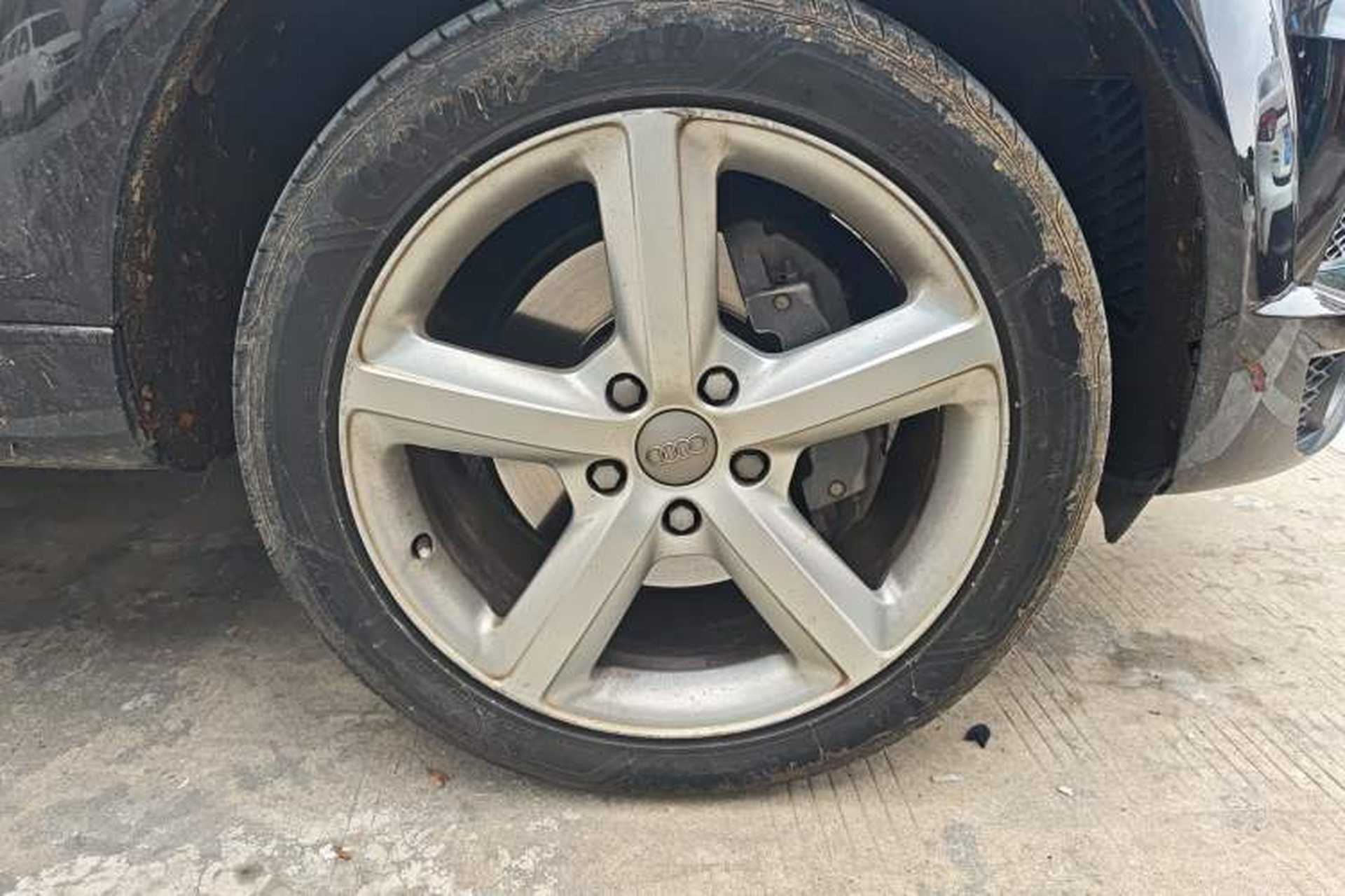 Used Audi Q7  Right Front Wheel Hub