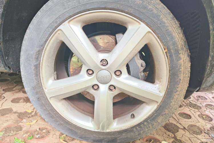 Used Audi Q7  Right Front Wheel Hub