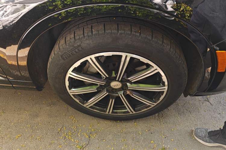 Used Audi Q7  Right Front Wheel Hub