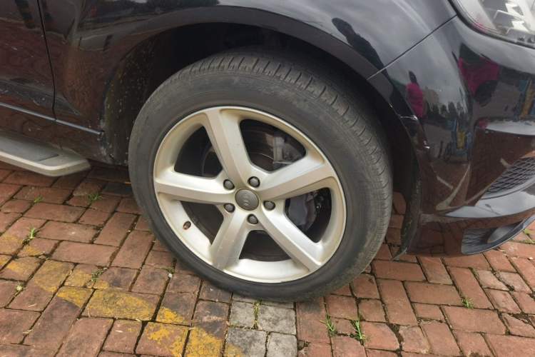 Used Audi Q7  Right Front Wheel Hub