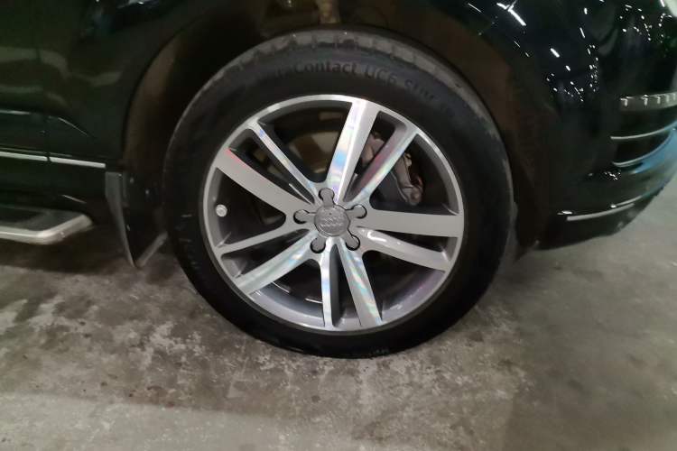 Used Audi Q7  Right Front Wheel Hub