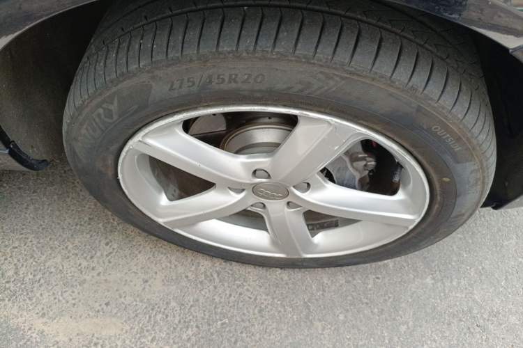 Used Audi Q7  Right Front Wheel Hub