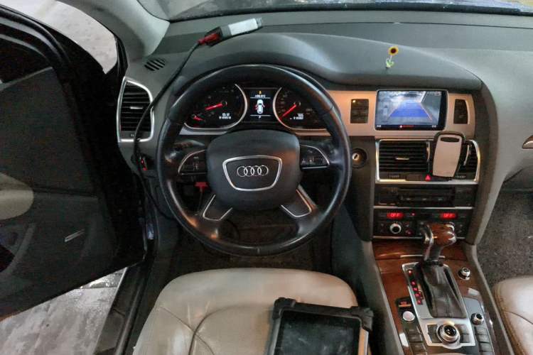 Used Audi Q7 2014 35 TFSI Off-road Model Steering Wheel