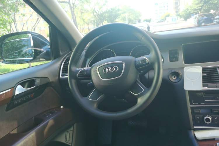 Used Audi Q7 2014 35 TFSI Ambition Edition Steering Wheel