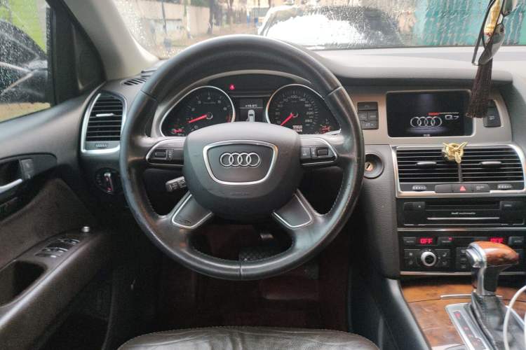 Used Audi Q7 2014 35 TFSI Off-road Model Steering Wheel