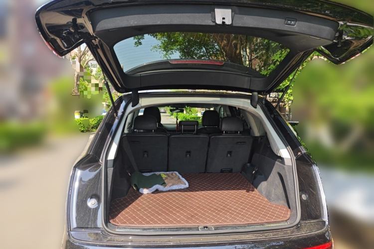 Used Audi Q7  Trunk