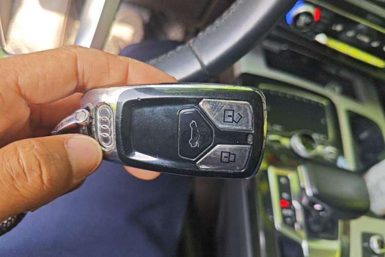 Used Audi Q7  Vehicle Key