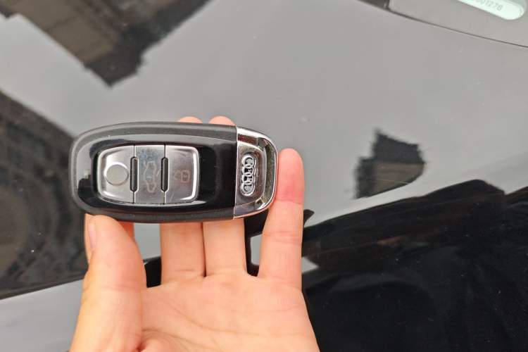 Used Audi Q7  Vehicle Key