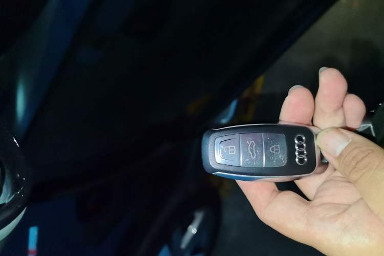 Used Audi Q7  Vehicle Key