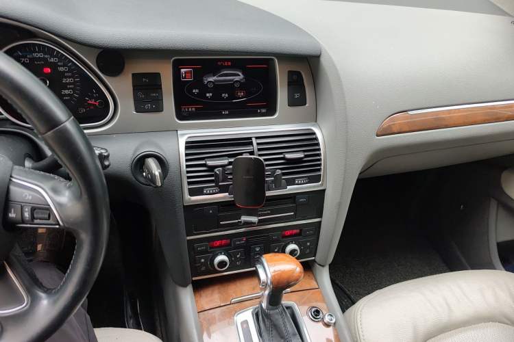 Used Audi Q7 2014 35 TFSI Off-road Model Audio And AC Panel
