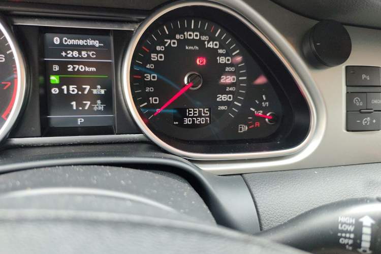 Used Audi Q7 2014 35 TFSI Off-road Model Odometer Close Up