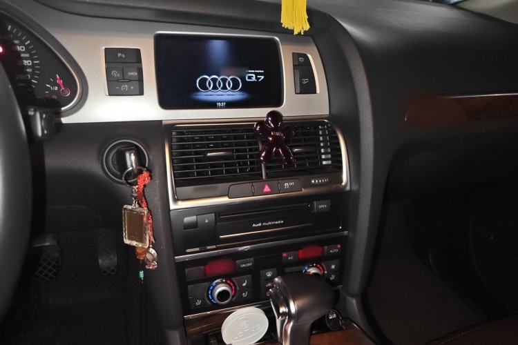 Used Audi Q7 2014 35 TDI Sport Edition Audio And AC Panel