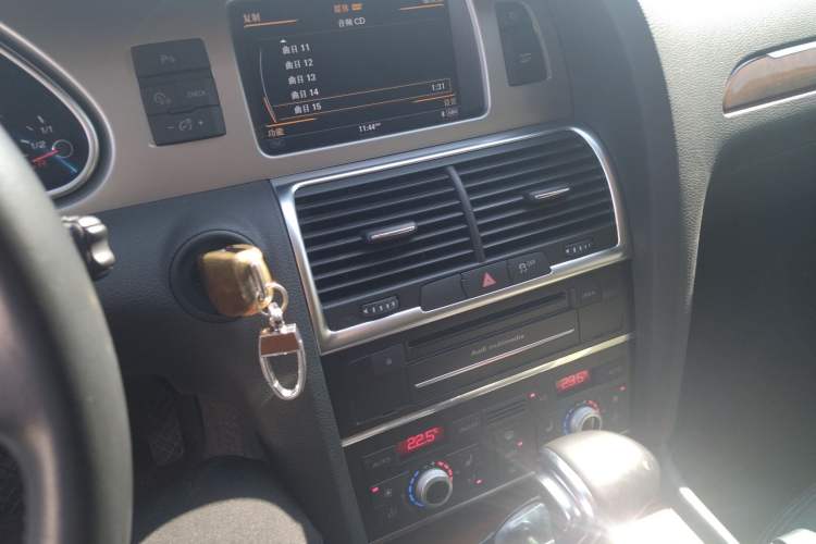 Used Audi Q7 2014 35 TFSI Sport Edition Audio And AC Panel