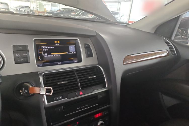 Used Audi Q7 2014 40 TFSI Sport Edition Center Console