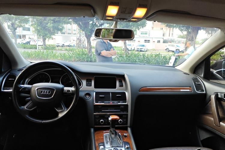 Used Audi Q7 2014 35 TFSI Off-road Model Center Console