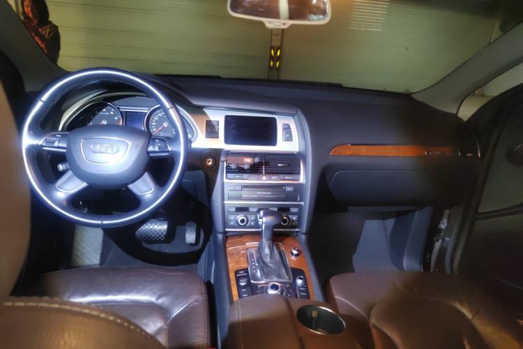 Used Audi Q7 2014 35 TFSI Ambition Edition Center Console