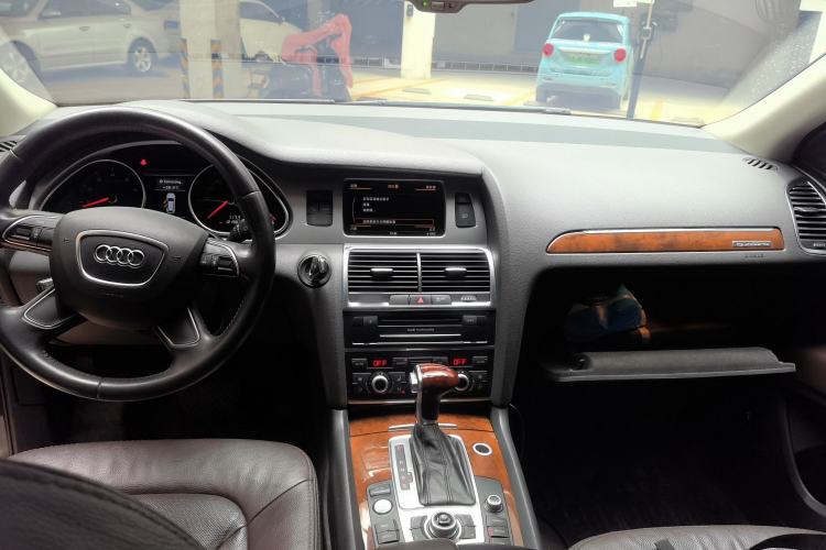 Used Audi Q7 2014 35 TFSI Off-road Model Center Console