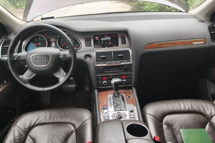 Used Audi Q7 2014 35 TDI Sport Edition Center Console
