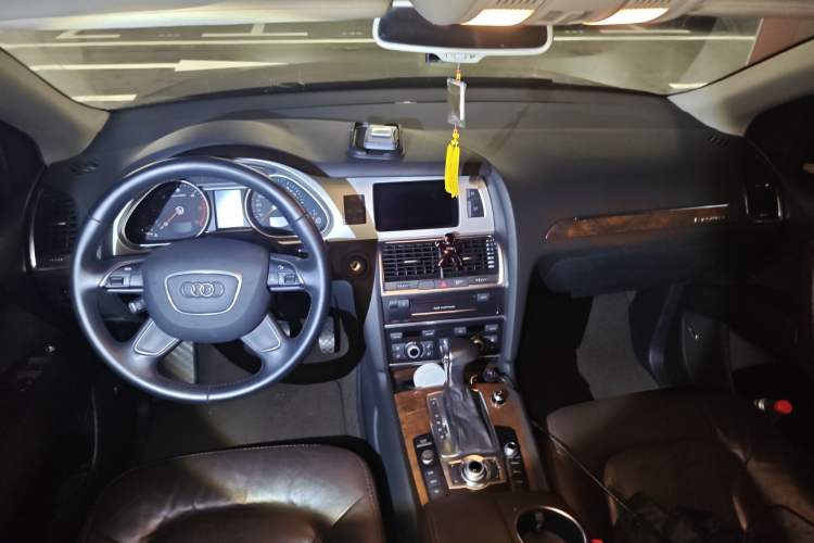 Used Audi Q7 2014 35 TDI Sport Edition Interior 2