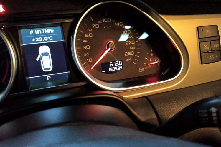 Used Audi Q7 2014 35 TFSI Sport Edition Odometer Close Up