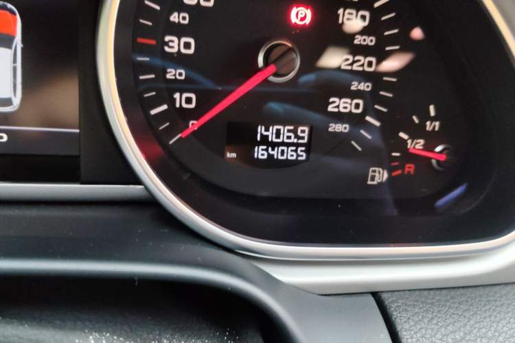 Used Audi Q7 2014 35 TFSI Ambition Edition Odometer Close Up