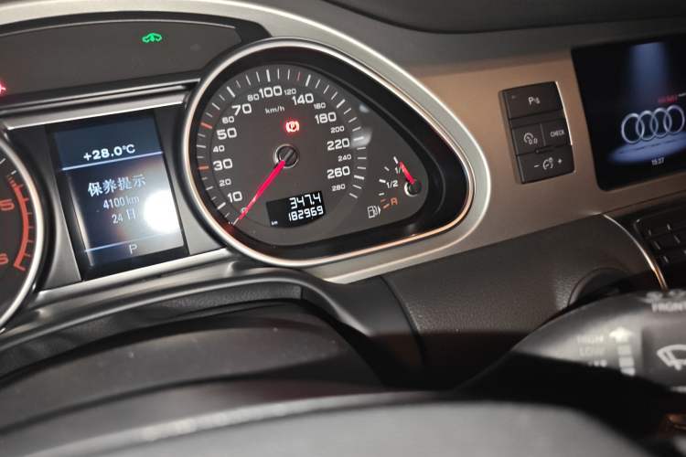 Used Audi Q7 2014 35 TDI Sport Edition Odometer Close Up