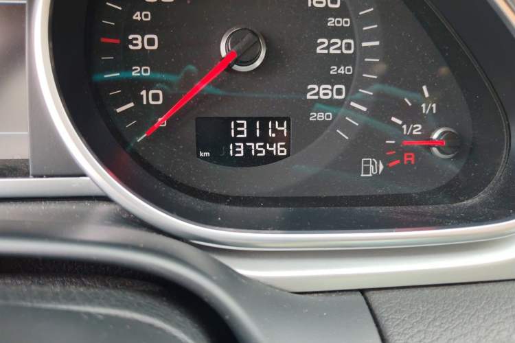 Used Audi Q7 2014 35 TFSI Sport Edition Odometer Close Up