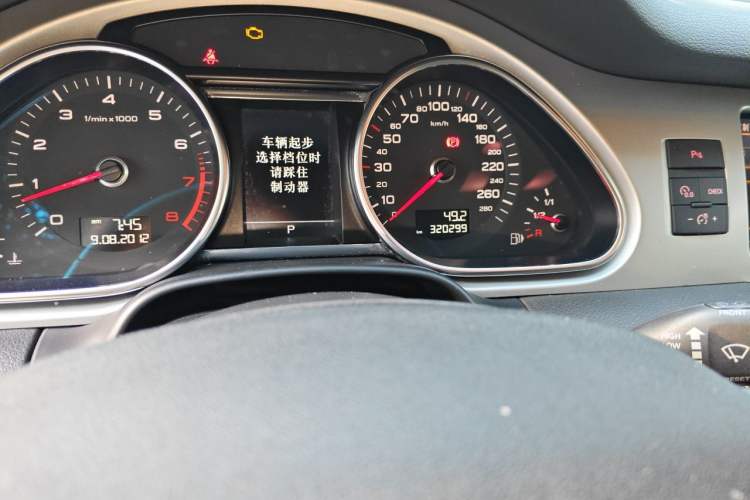 Used Audi Q7 2014 35 TFSI Off-road Model Odometer Close Up