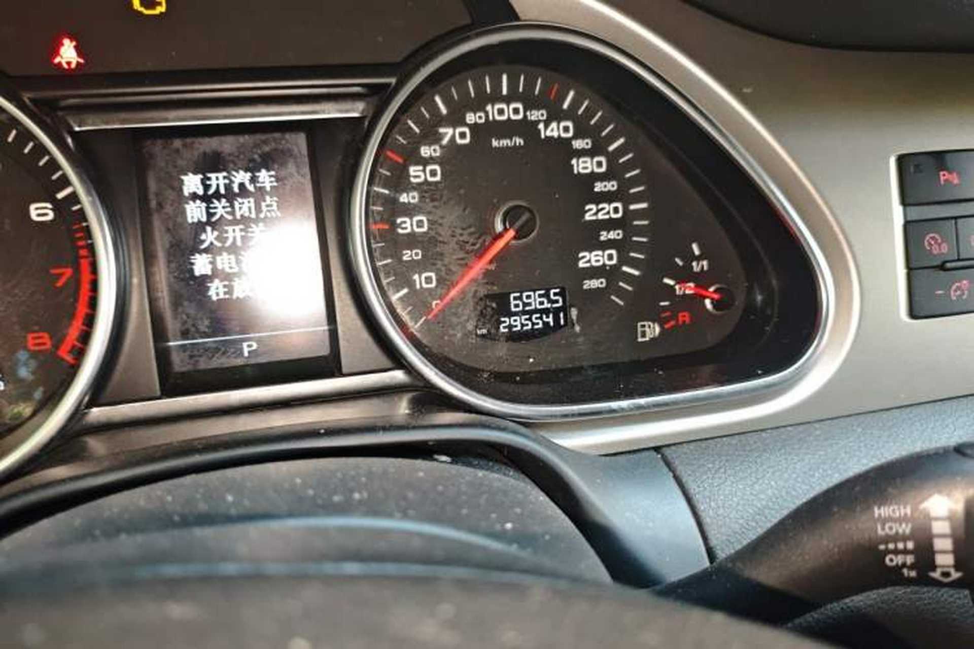 Used Audi Q7 2014 40 TFSI off-road version Odometer Close Up