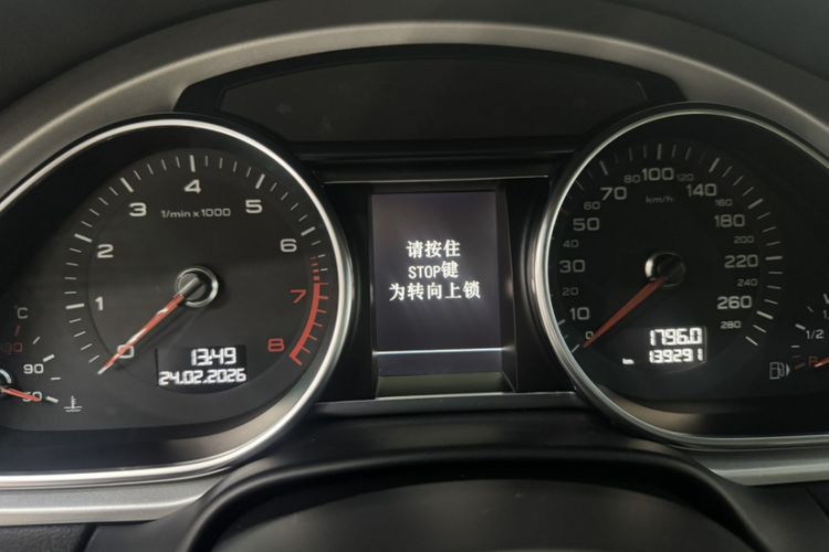 Used Audi Q7 2014 35 TFSI Sport Edition Odometer Close Up
