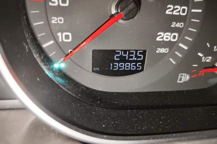 Used Audi Q7 2014 35 TFSI Ambition Edition Odometer Close Up
