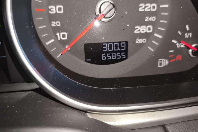 Used Audi Q7 2014 35 TFSI Off-road Model Odometer Close Up